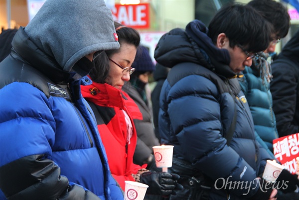 14일 오후 대전 갤러리아타임월드 앞 도로에서 열린 제9차 박근혜퇴진 대전시민시국대회. 이날 시국대회는 정원스님을 추모하는 묵념으로 시작됐다.