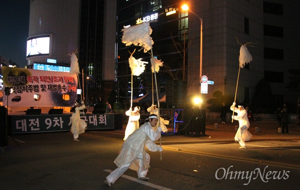 14일 오후 대전 갤러리아타임월드 앞 도로에서 열린 제9차 박근혜퇴진 대전시민시국대회. 사진은 마당극패 우금치의 공연 장면.