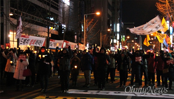  14일 오후 대전 갤러리아타임월드 앞 도로에서 열린 제9차 박근혜퇴진 대전시민시국대회.