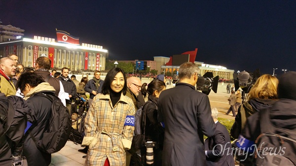 열병식이 끝나고 횃불 행진 취재를 위해 대기하고 있는 외신 기자단.
