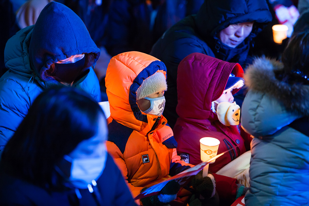 12차 광주촛불집회에 참여한 아이들, 추운 날씨에도 불구하고 가족단위 참여자들을 많이 볼 수 있다.