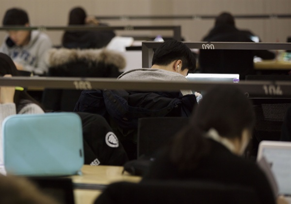 지난해 실업자가 100만 명을 처음으로 넘어섰다. 15∼29세 청년층 실업률은 1년 만에 역대 최고치를 다시 썼다. 사진은 지난 11일 오후 서울의 한 대학교 도서관.
