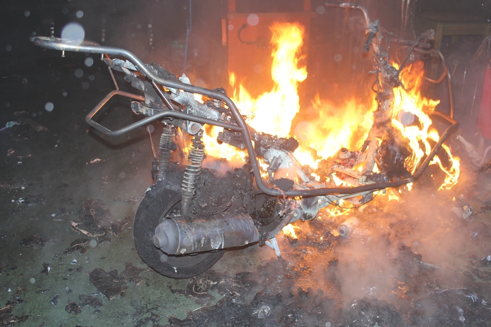 여수 수산시장 화재 현장, 오토바이가 불에 타고 있다.