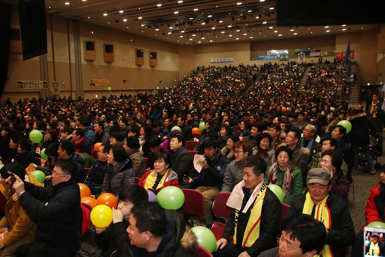 손가락혁명단 출정식에는 전국각지에서 모인 지지자 7000여명이 참석해 성황을 이뤘다.