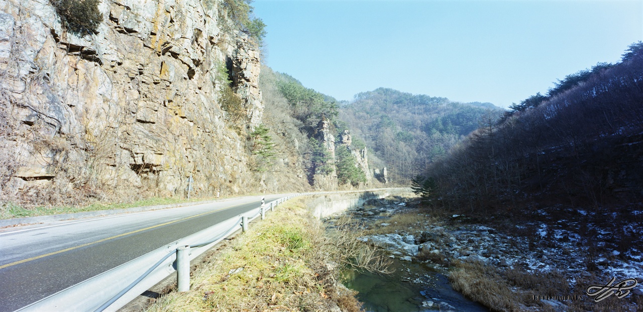 절벽과 계곡 사이로 구불구불 나있는 소금강로.(Portra400)