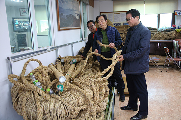 용지마을 '큰줄다리기' 회원들이 정월대보름날 사용할 용줄을 들어보이고 있다. 마을 주민들의 안녕과 김풍작이 들기를 기원하는 의미로 250년 이상이어져온 전통민속놀이다  