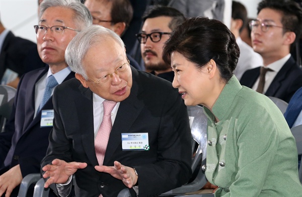박근혜 대통령과 손경식 CJ그룹회장이 지난 2016년 5월 20일 고양시에서 열린 K-컬쳐밸리 기공식에서 대화하고 있다.
