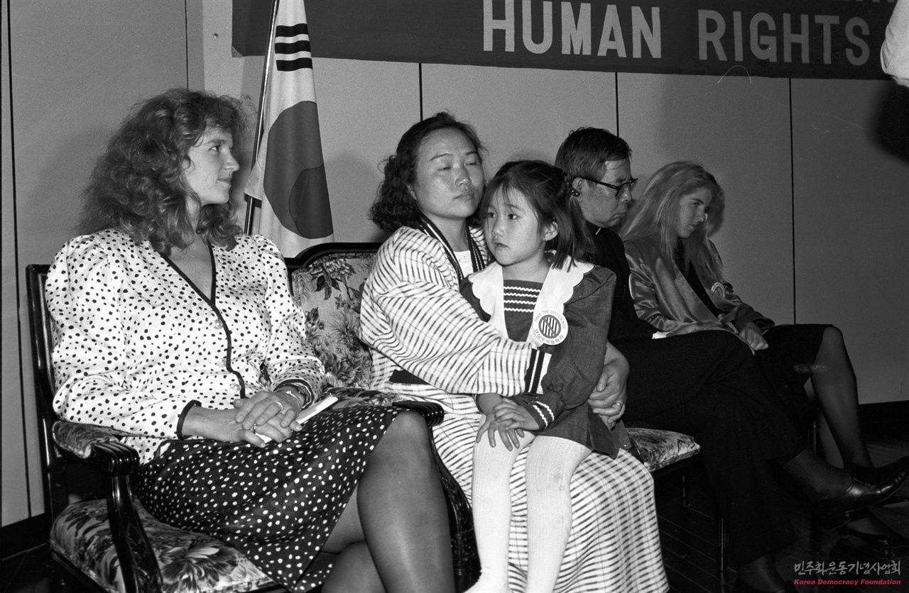 1987년에 한국을 찾은 로버트 케네디 인권센터의 방문단. 고 김근태 선생과 아내 인재근 여사가 '로버트 케네디 인권상'을 공동수상했지만, 수감되어 있던 김근태는 시상식에 참여하지 못했다. 