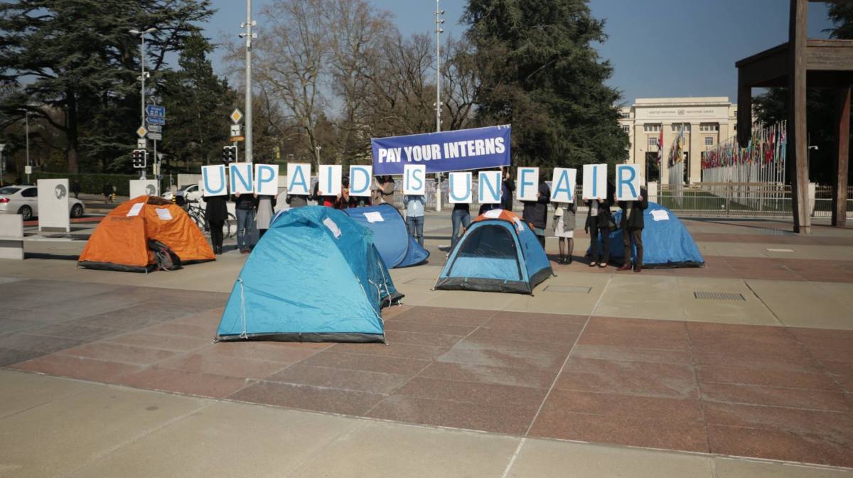 16년 3월 11일, 제네바에서 벌어진 유엔 무급 인턴들의 시위
"무급은 불공정하다"는 팻말을 들고 있다