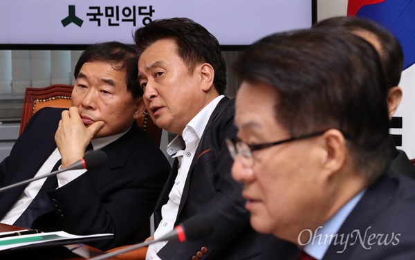 귓속말 나누는 황주홍-김영환 국민의당 황주홍(맨 왼쪽), 김영환 최고위원(가운데)이 지난달 16일 오전 국회에서 열린 최고위원회의에서 귓속말을 나누고 있다. 오른쪽은 박지원 대표. 