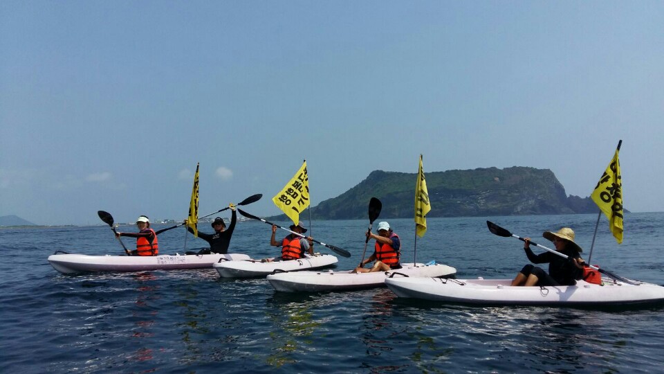 3박 4일에 걸쳐 강정포구에서 광치기 해변까지 카약을 탔다. 개척자에서는 매주 수(水)요일에는 강정포구에서 해군기지 앞까지 카약을 타고 오는 시위를 하는데 일반인도 참가 할 수 있다