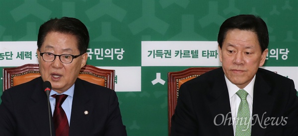 국민의당 박지원 대표(왼쪽)가 지난달 16일 오전 국회에서 열린 최고위원회의에서 모두발언을 하고 있다. 오른쪽은 주승용 원내대표. 