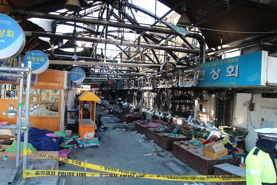 지난 15일 새벽 큰불로 피해를 입은 여수 수산시장 전경이다.
