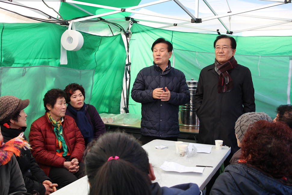  주철현 여수시장과 국민의당 박준영 국회의원이 피해상인들을 위로하고 있다. 
