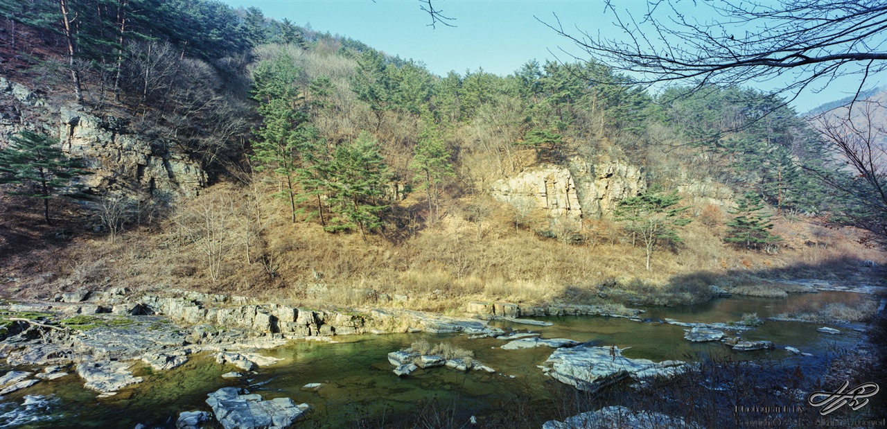 추운 겨울에도 바위 위에 이끼가 녹색의 생명력을 활기차게 내뿜고 있다. 동강을 비롯하여 정선의 물줄기들은 한겨울에도 얼지 않는다고 한다. 풍부한 수량과 빠른 유속을 계속 유지하기 때문일 것이다.(Portra400)