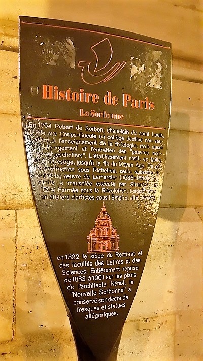 파리. 노를 세워 놓은 모양으로 된 유적지 안내 표지판