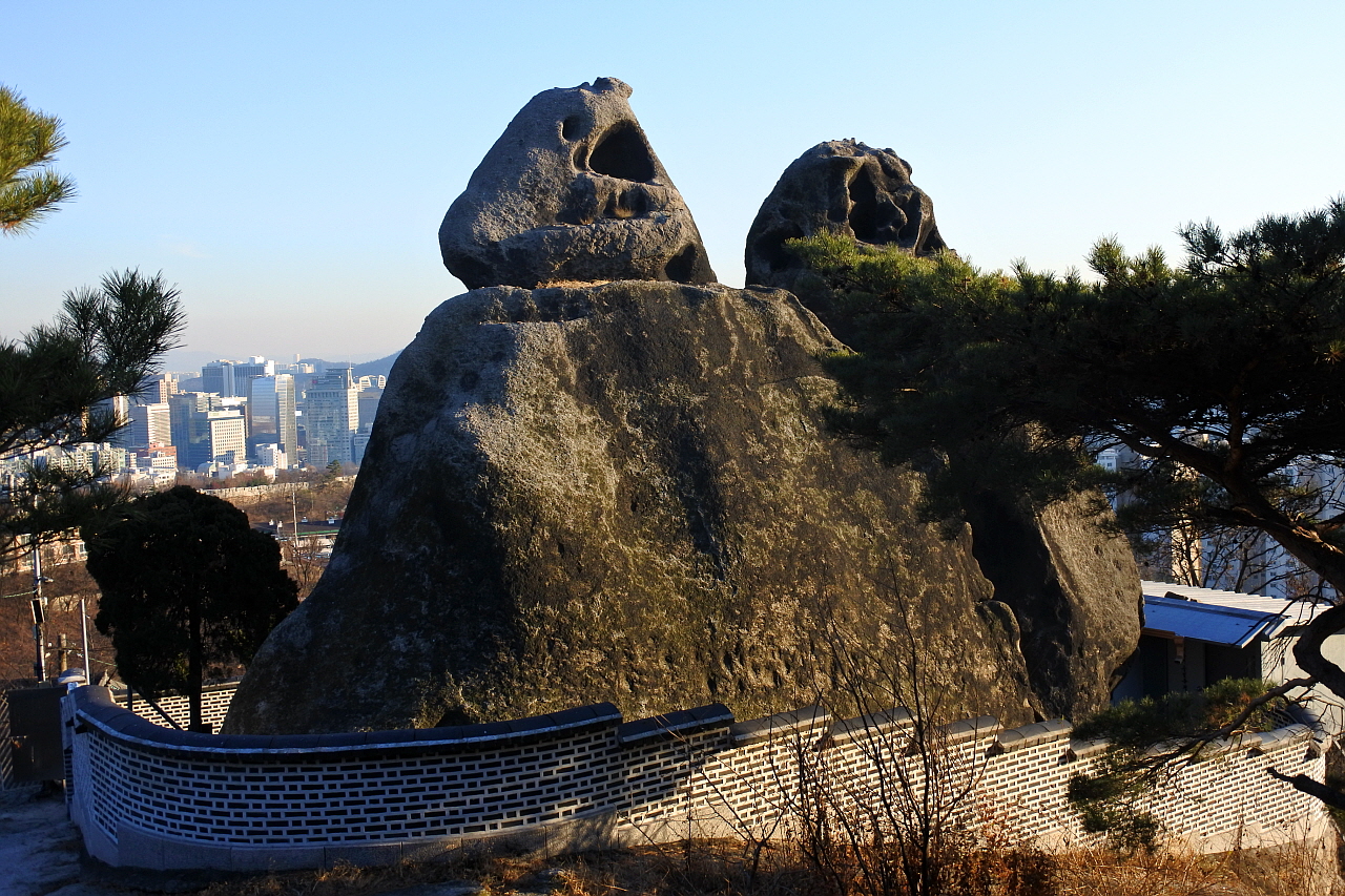 선바위의 뒤태 선바위의 뒷모습. 만화영화 <날아라 슈퍼보드>에 나오는 사오정을 닮았다. 그래서 필자는 선바위를 사오정바위라고 부른다. 