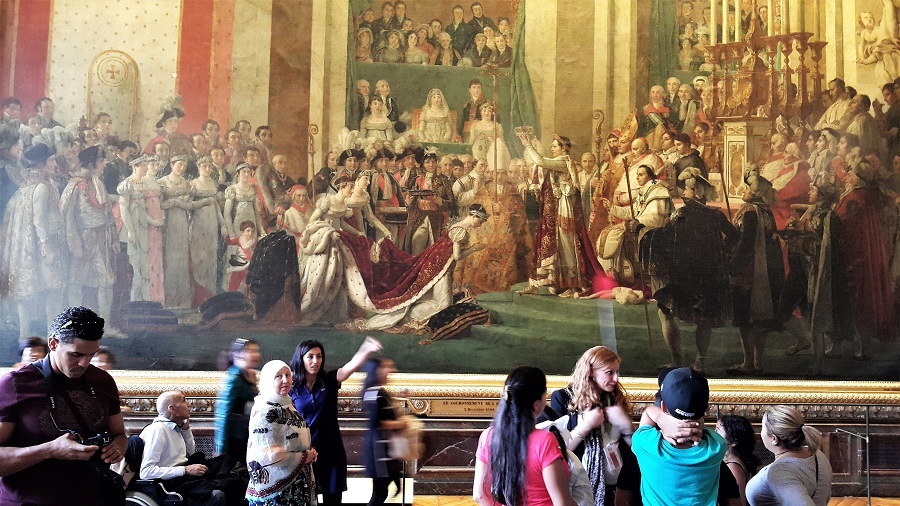 베르사유 궁전에 걸려 있는, 노틀담 대성당에서 거행된 나폴레옹 황제 대관식 그림. 다비드의 이 거대한 작품은 루브르 박물관에도 걸려 있다. 두 그림의 차이를 비교해 보는 일은 마치 숨은 그림 찾기처럼 흥미롭다. 