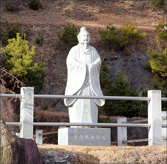 약광왕 성천원 본당 옆의 고구려 약광왕 동상 