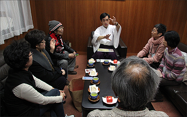 궁사 대담  고마신사 궁사 고마 후미야스(高麗文康) 씨와 대담중인 일행 