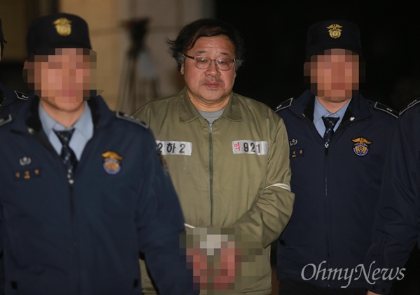 국정농단 의혹 사건으로 구속 기소된 안종범 전 청와대 정책조정수석이 16일 오후 서울 종로구 헌법재판소 대심판정에서 열린 박근혜 대통령 탄핵심판 사건 5차 공개변론에 증인으로 출석해 진술을 마친 뒤 법정을 나서고 있다.