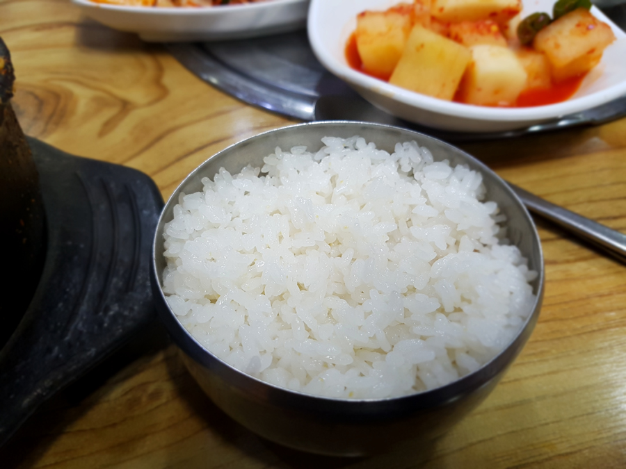 윤기 흐른 하얀 쌀밥이 선짓국 맛을 더해주었습니다.