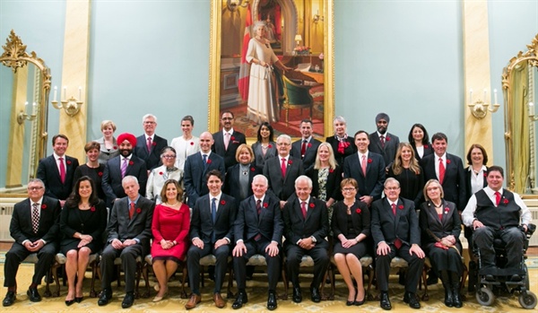 2015년 11월 공개된 새 캐나다 내각의 모습. 성평등·다문화·소수자 출신으로 꾸려져 화제가 됐다. 맨 아래 왼쪽에서 5번째 앉은 남성이 캐나다 총리인 저스틴 트뤼도.