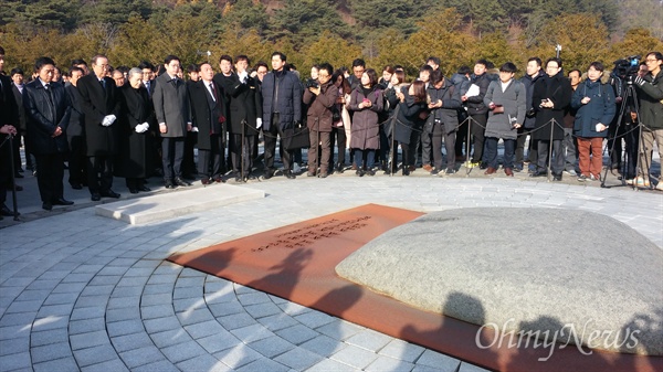 17일 아침, 봉하마을 노무현 전 대통령 묘역 너럭바위 앞에 서 있는 반기문 전 유엔 사무총장.