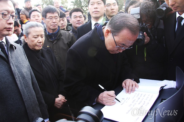 반기문 전 유엔사무총장이 17일 오전 고 노무현 전 대통령 묘소를 참배한 뒤 방명록에 서명하고 있다.