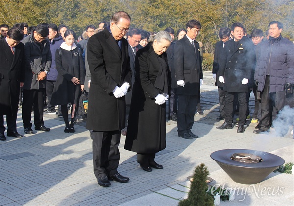 반기문 전 유엔사무총장이 17일 오전 고 노무현 전 대통령 묘소를 참배하고 있다.