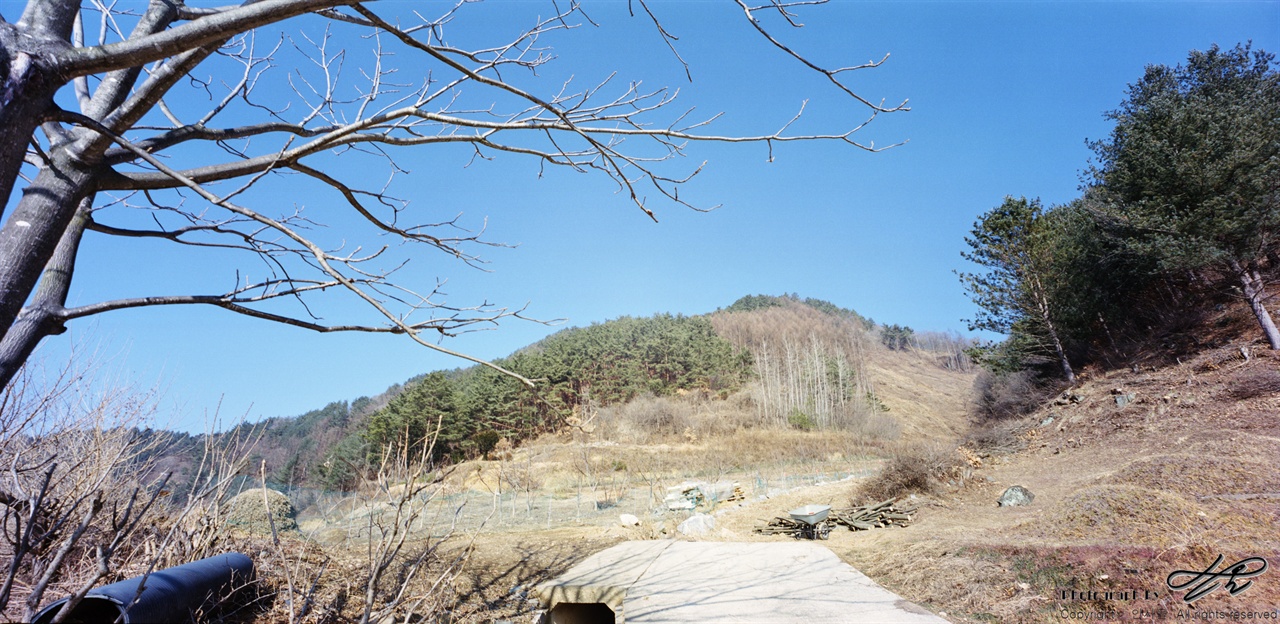 광대곡 입구에 들어서기 한 정거장 전에 있는 마을이다. 어디에서나 볼 수 있는 풍경이지만 민가가 드문 곳이어서 사람의 흔적이 정겨웠다.(Portra400)