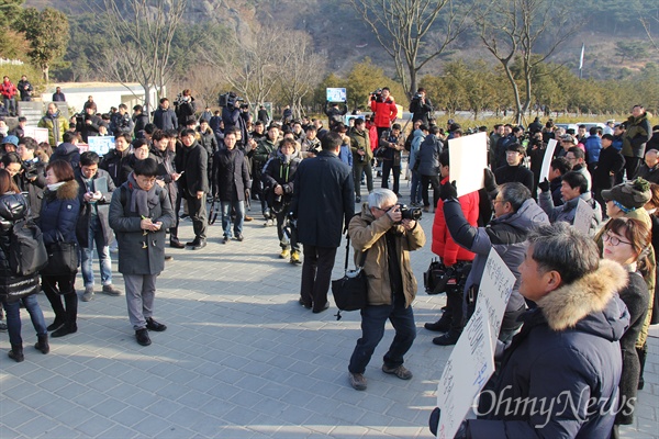 반기문 전 유엔사무총장이 17일 오전 고 노무현 전 대통령 묘소를 참배하자 한 시민이 손팻말을 들고 서 있다.