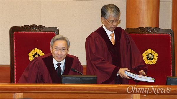 박근혜 대통령 탄핵심판 6차 변론이 17일 오후 서울 재동 헌법재판소 대심판정에서 열린 가운데, 강일원 재판관(왼쪽) 등 재판관들이 입장하고 있다.