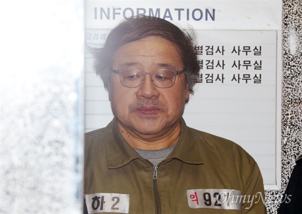 안종범 전 청와대 정책조정수석이 지난해 1월 17일 오후 서울 강남구 박영수 특검 사무실에서 조사를 받기 위해 소환되는 모습. 