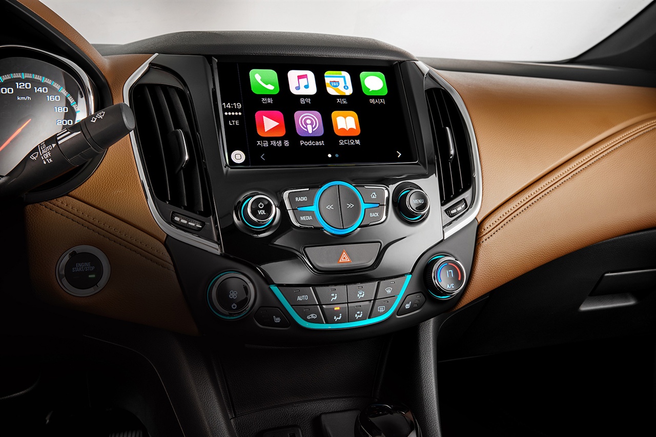 크루즈는 애플 카플레이(Apple CarPlay)를 통해 전화 통화와 문자전송, 음악감상은 물론, 대화형 클라우드 서비스인 ‘시리’ 음성명령(Siri Eyes Free) 기능까지 지원한다.