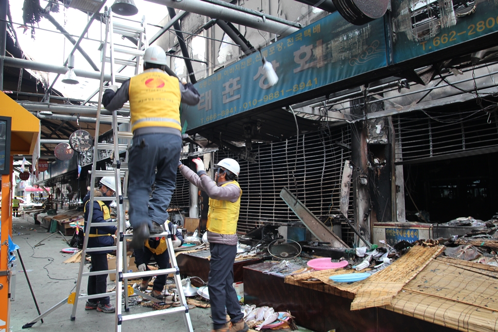  한국전력 여수지사 직원들은 이날 오후부터 화재복구에 필요한 전기설비 작업에 나섰다. 
