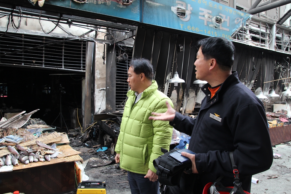  여수소방서 조도춘(52) 화재조사관과 이용주 국회의원이 화재 현장을 살펴보고 있다. 
