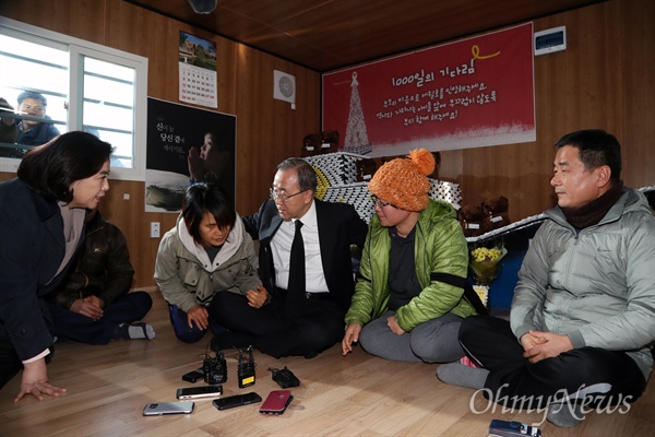 반기문 전 유엔 사무총장이 17일 오후 전남 진도군 팽목항을 방문해 세월호 참사 미수습자 가족 은화엄마, 다윤엄마의 이야기를 듣고 있다. 