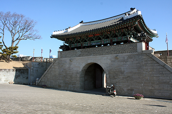  진주성, 김시민 장군이 이끄는 조선군이 임진왜란 3대 대첩 중 하나를 이루었던 전쟁 사적이다.