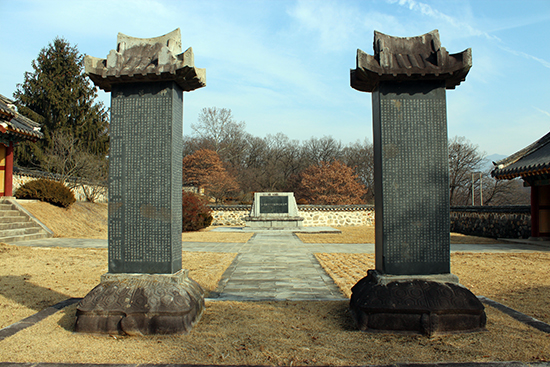 왼쪽이 김제갑 원주목사, 오른쪽이 김시민 장군 신도비이다. 사진 왼쪽에 내삼문, 오른쪽에 외삼문이 일부 보이고, 두 신도비 사이로 이 곳을 현대화한 후 세운 기념비가 보인다.