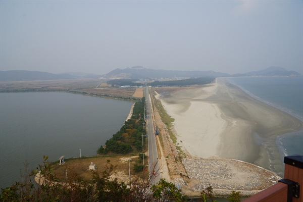 담수호(왼쪽), 사곶 해변(오른쪽)