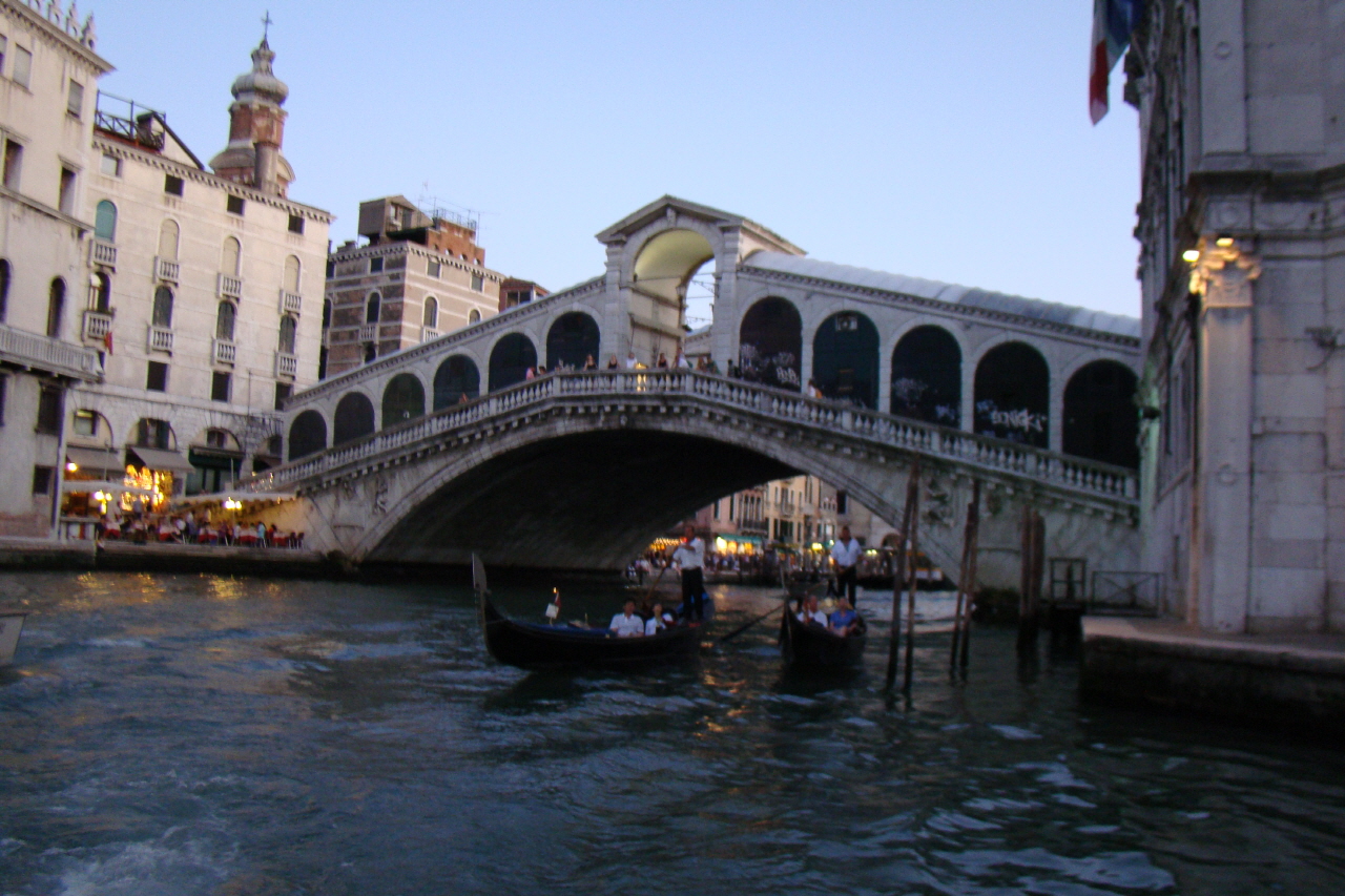 베네치아의 상징물이다. 괴테가 1786년 9월 29일 베네치아에 입도해 처음으로 찾아간 곳이 바로 리알토 다리이다. 그는 <이탈리아 기행>에서 “도시는 크고 작은 운하들이 이리저리 교차되고 있지만, 그 위로는 또 크고 작은 다리들이 연결되어 있다”고 탄성을 자아냈다. 