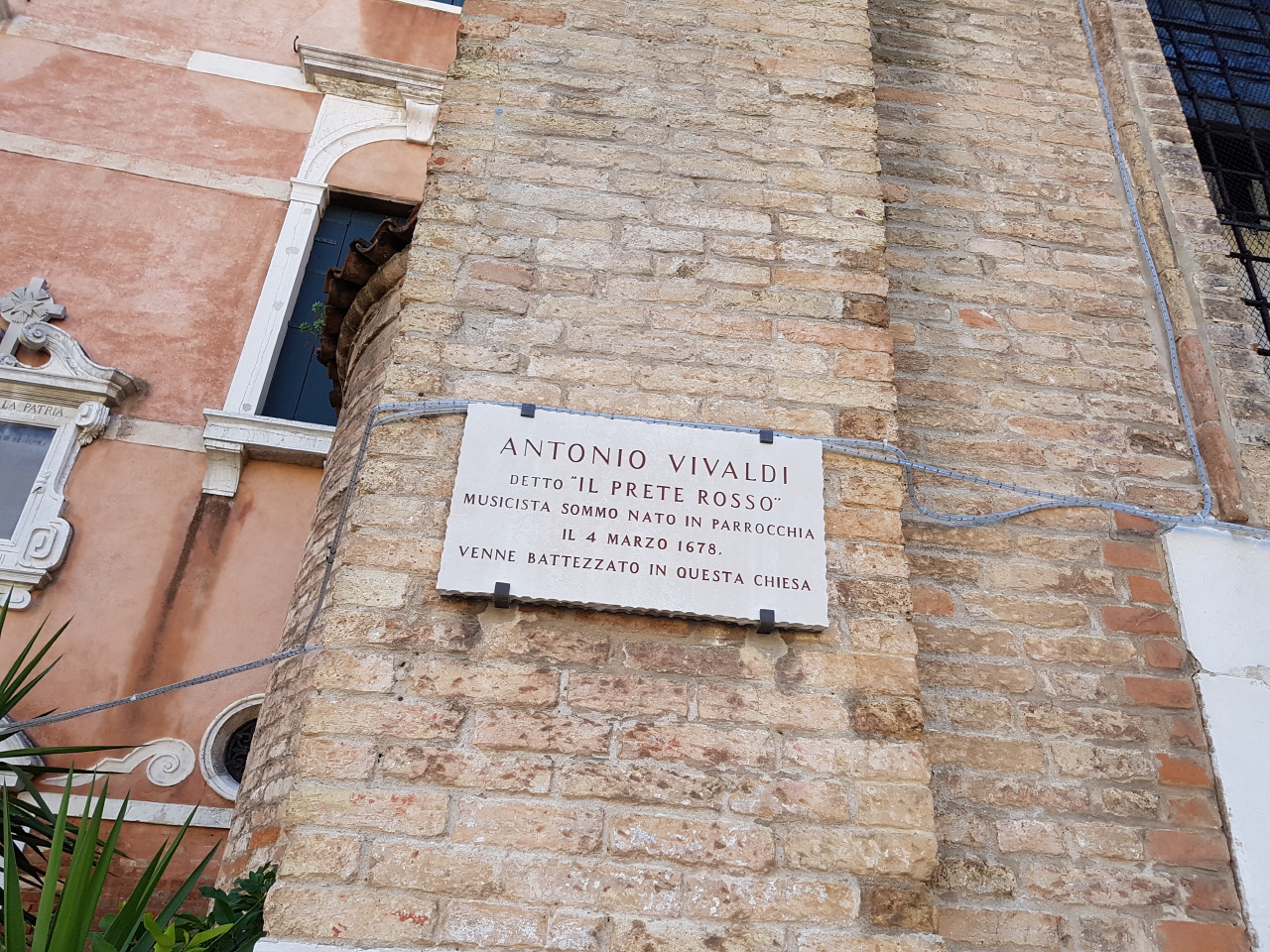 문화탐험은 비발디가 유아세례를 받았던 조그만 성당을 찾아가는 것으로 시작했다.  베네치아의 성 마르코 대성당의 바이올리니스트를 아버지로 두었던 비발디는 부친으로부터 바이올린의 초보 교육을 받았고, 레그렌찌에게서 작곡을 배웠다.