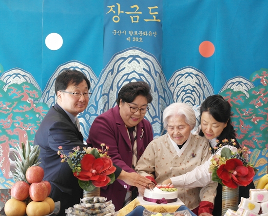 케이크커팅 하는 한준수 부시장, 박정희 시의회의장, 장금도 명인, 신명숙 교수(왼쪽부터)
