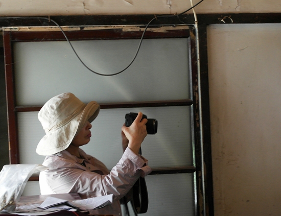 군산시 명산동에 남아 있는 유곽 내실 모습을 카메라에 담는 이노우에 교수 
