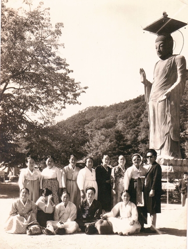 1960년대 중반 속리산에서 친목계원들과(앞줄 왼쪽에서 두 번째 얼굴을 가린 사람이 장금도 명인)
