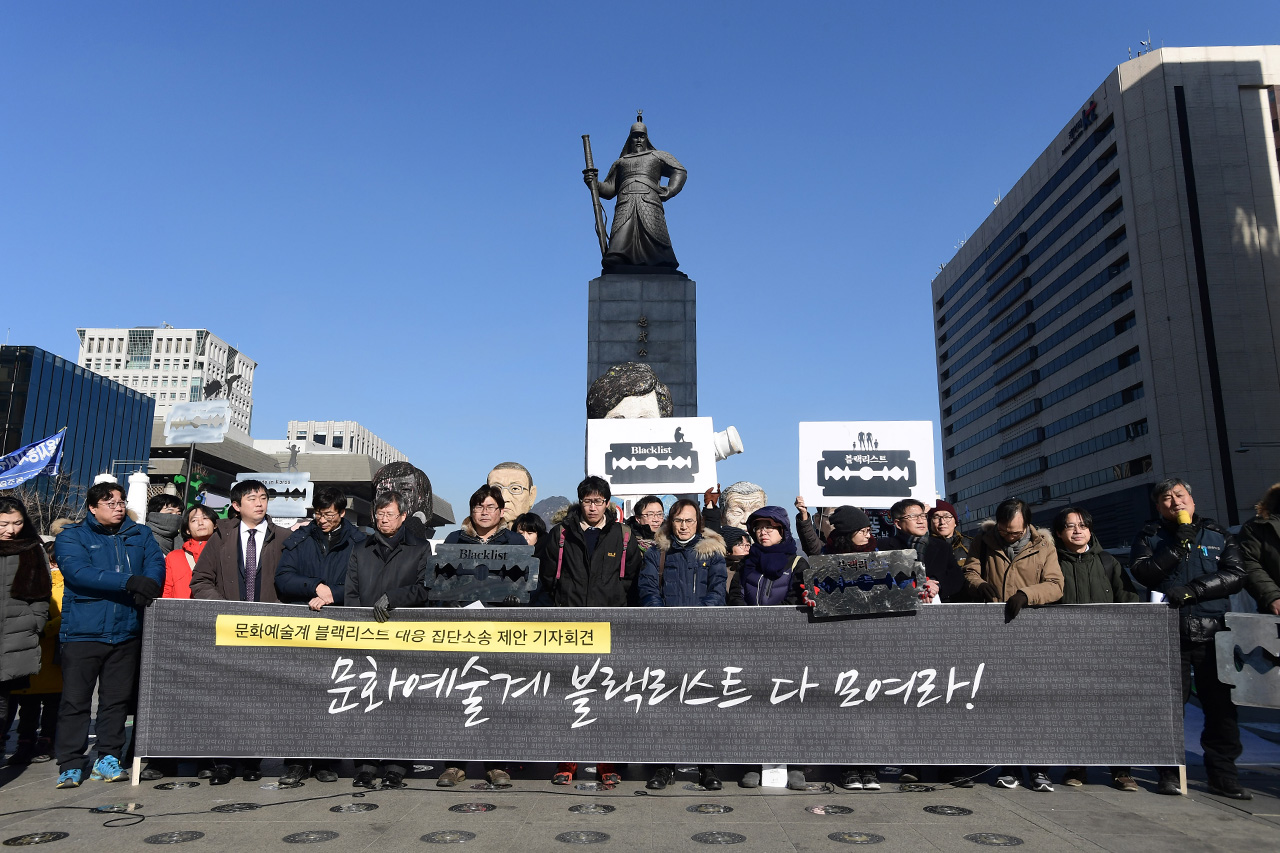  민주사회를 위한 변호사 모임과 박근혜퇴진과 시민정부 구성을 위한 예술행동 위원회 등으로 구성된 '박근혜정부 문화예술계 블랙리스트 사태 법률대응 모임' 관계자들이 16일 오전 서울 종로구 광화문 광장에서 '블랙리스트 소송 원고 모집' 기자회견을 열고 있다.