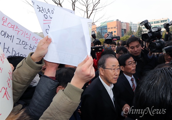 반기문 전 유엔 사무총장이 18일 오전 광주 조선대 강연장에 들어서며 학생들의 거센 항의를 받고 있다. 