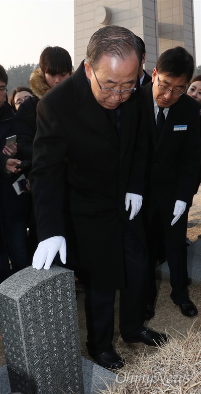 반기문 전 유엔 사무총장이 18일 오전 광주 북구 국립5·18민주묘지를 찾아 윤상원 열사의 묘소를 둘러보고 있다.