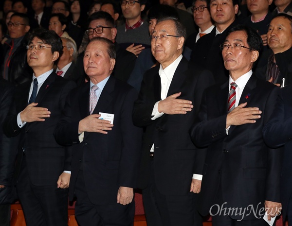 18일 오전 광주 동구 조선대학교를 방문한 반기문 전 유엔 사무총장이 '국기에 대한 경례'를 헷갈려 목례하다 뒤늦게 오른쪽 손을 왼쪽 가슴에 올렸다. 



